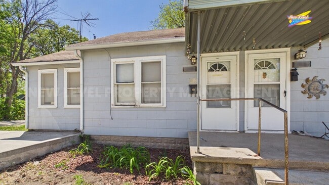 Building Photo - 413 E 6th St