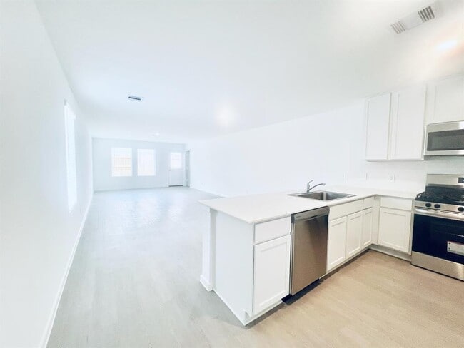 Building Photo - 3035 Mallorca Dr