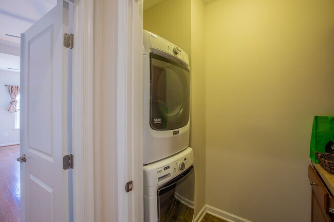 Building Photo - Stunning 3 BR/2.5 BA Townhome in Greenbelt!
