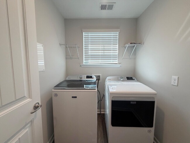 Building Photo - Three Bedroom Home in Millstone Landing!