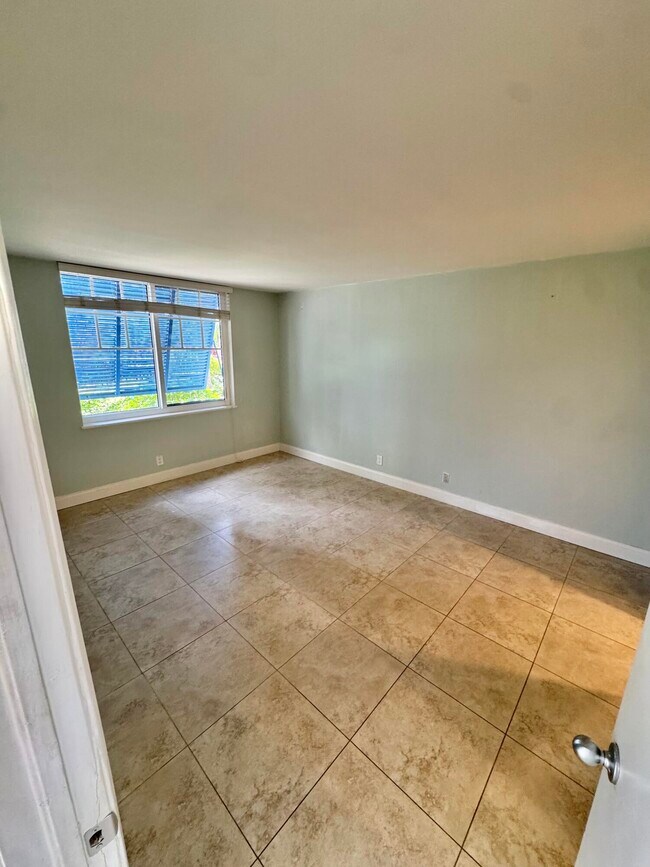 Building Photo - 651 E Woolbright Rd