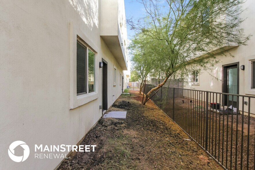 Building Photo - 2000 N 36th St