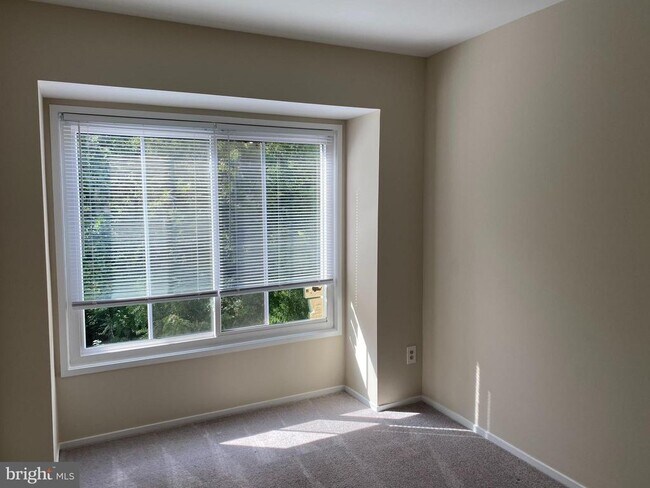 Building Photo - 2804 Cambridge Dr