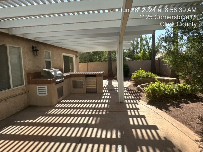 Building Photo - Beautiful Single Story with Pool in Eldora...
