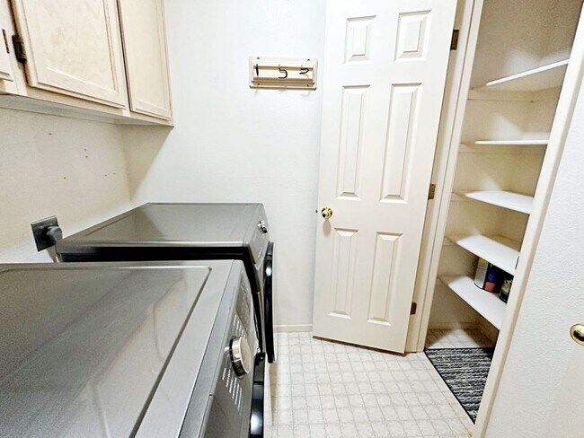 Building Photo - 1 MONTH FREE!!! 2 BEDROOM SINGLE STORY TOWNHOME 55+ COMMUNITY
