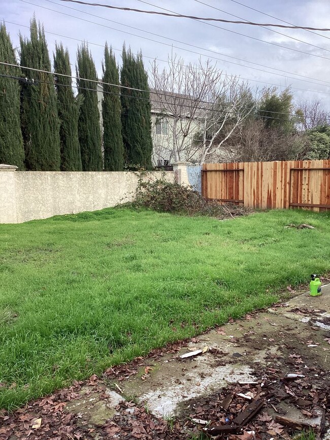 Building Photo - 3 Bedroom 1 Bath Single Family in West Sac...