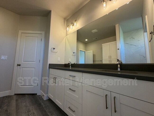 Building Photo - 1010 S 4380 W