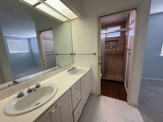 Building Photo - 1082-1082 Hakala St