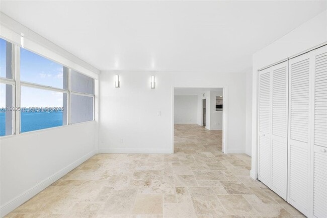 Building Photo - 1420 Brickell Bay Dr
