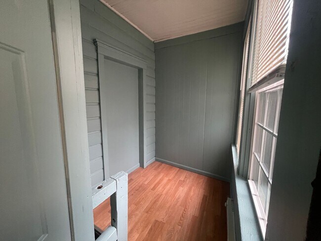 Building Photo - Available NOW! 1st Floor  2 Bed 1 Bath Apa...