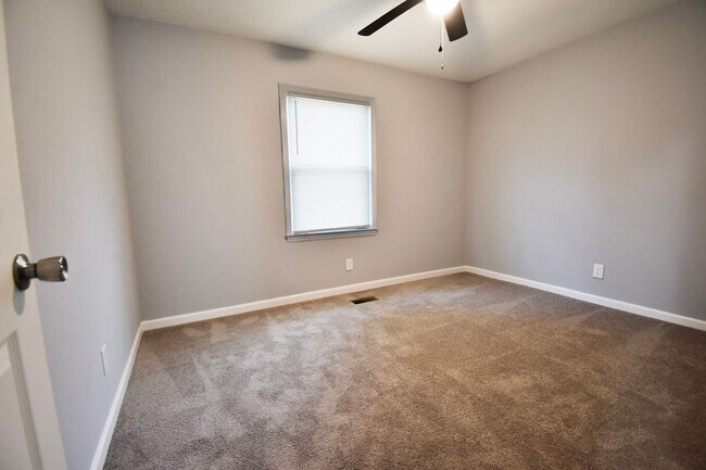 Building Photo - 3 Bedroom 2 Bathroom- Pets Considered