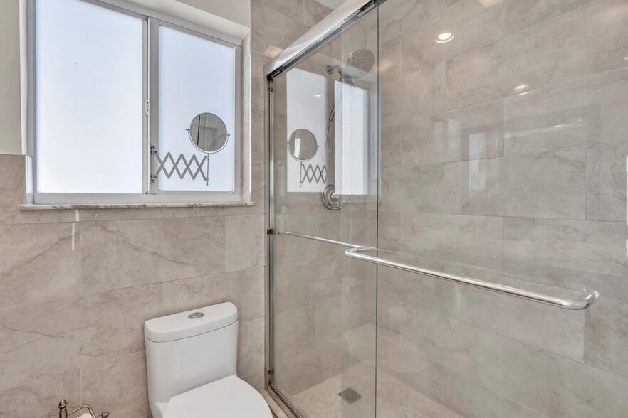 Building Photo - 290 NW 65th Ave