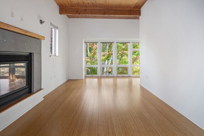 Building Photo - 504 NE Brazee St