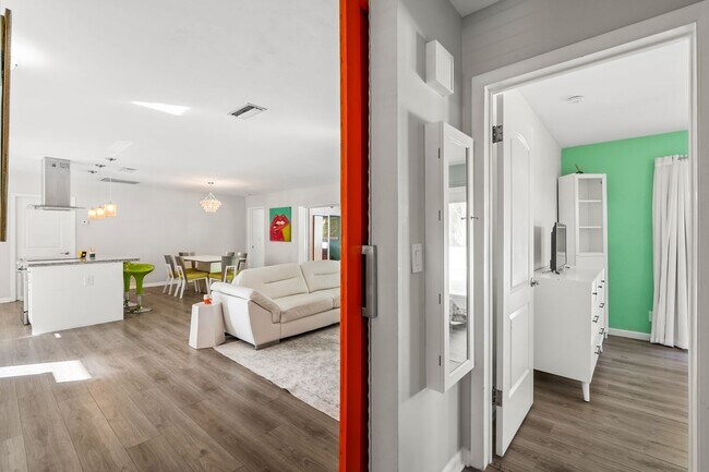 Building Photo - Single Family home on quiet street steps from the Intracoastal and Dining