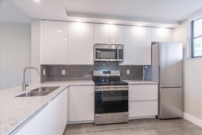 Building Photo - 113 Lake Emerald Dr