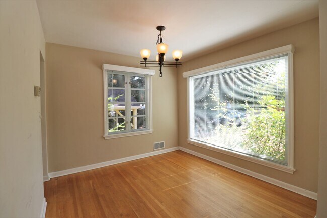 Building Photo - 2 Bedroom 1 Bathroom House in Wedgwood!