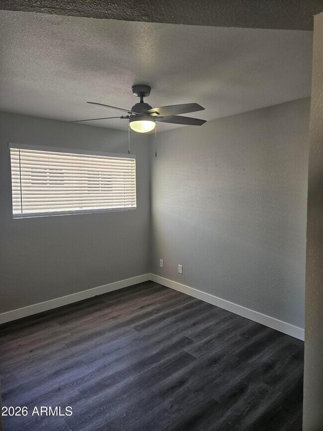 Building Photo - 1325 E Vista Ave