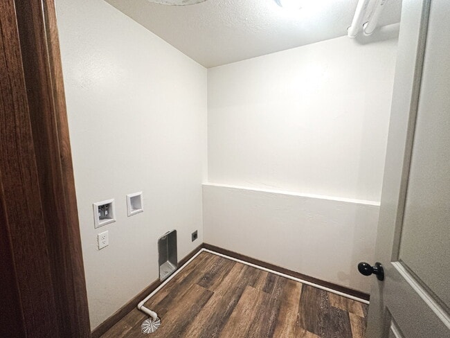 Building Photo - 3 Bedroom, 1 Bathroom Lower Level Duplex