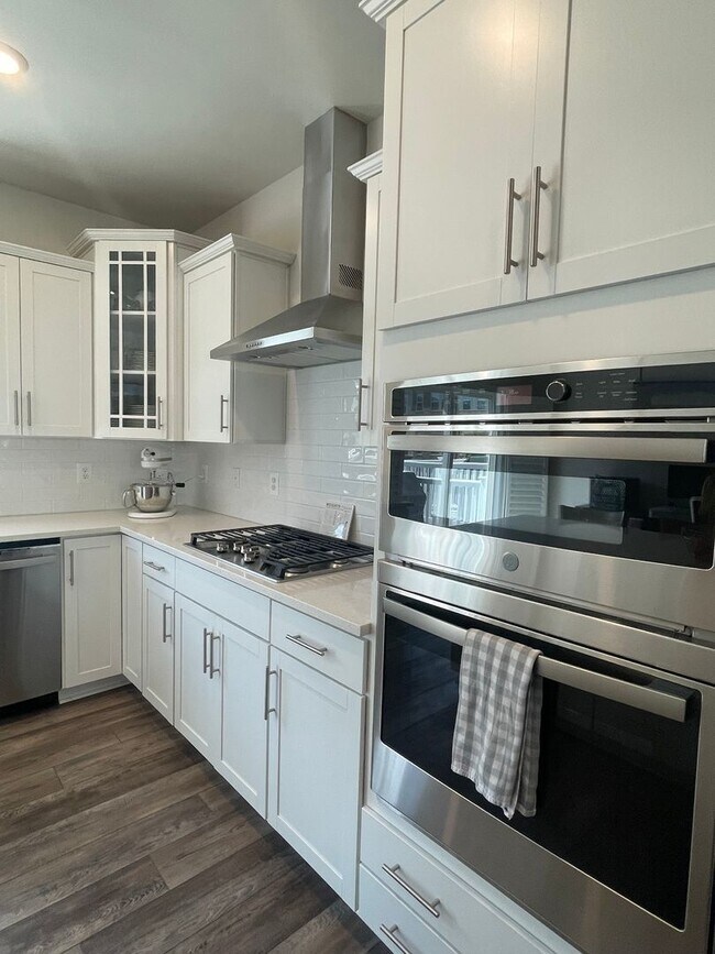 Building Photo - FOUR LEVEL TOWNHOUSE IN DOWNTOWN CROWN, 2 ...