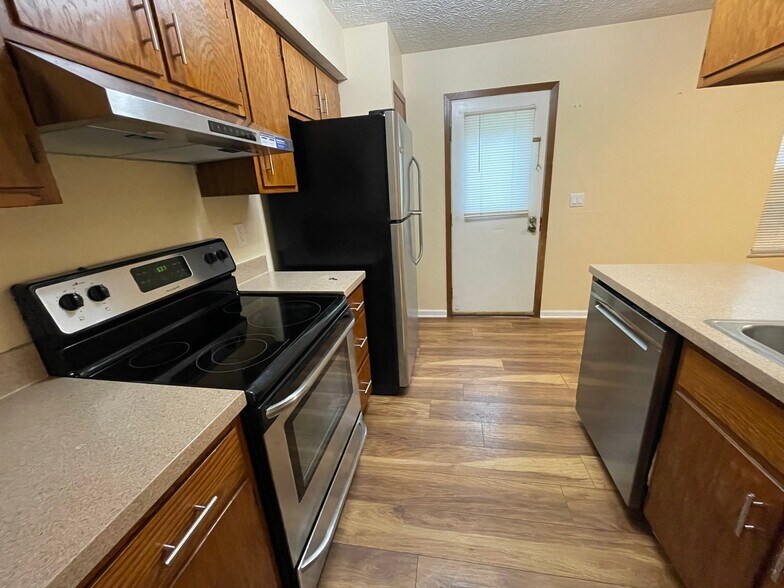 Building Photo - 46 Ravine Ridge Dr S