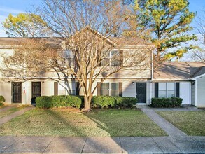 Building Photo - Three Bedroom/Two Bath Townhome