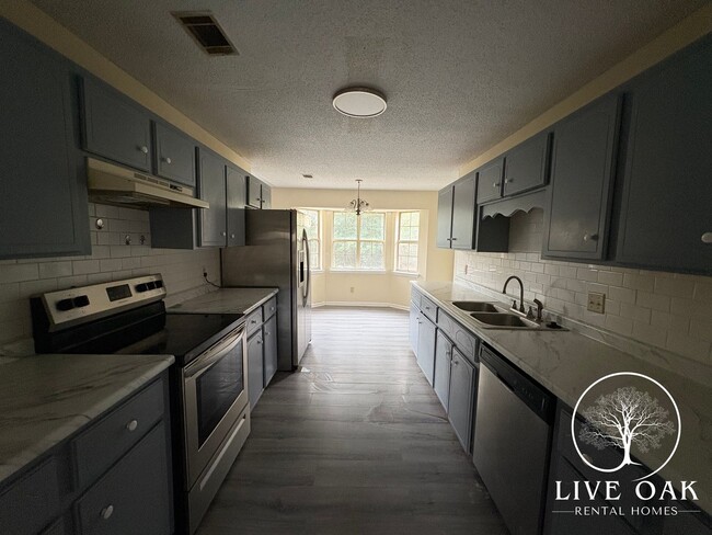 Building Photo - RATE DROP ALERT (was $1900/month) and MOVE-IN SPECIAL: $500.00 OFF 1st MONTH'S RENT!**