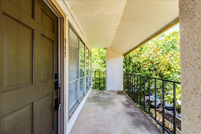 Building Photo - Welcome to the Northwest Hills 2 bd/2 bath condo