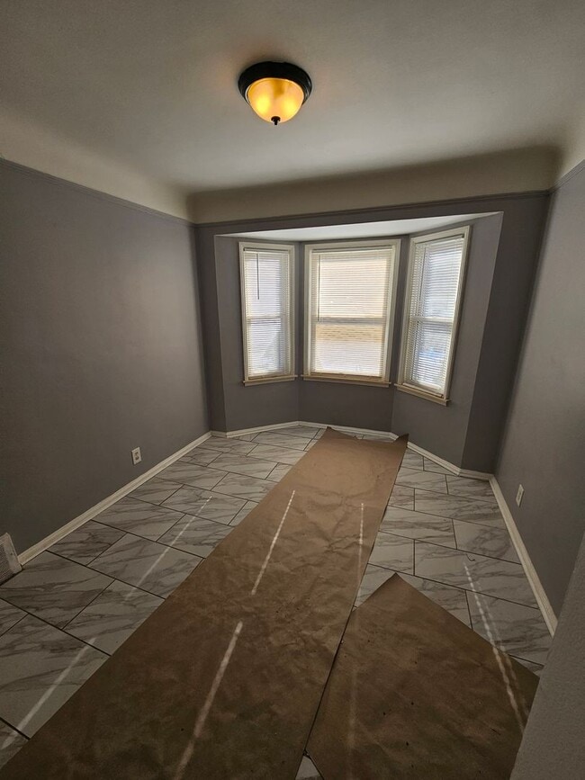 Building Photo - Come see your new home!