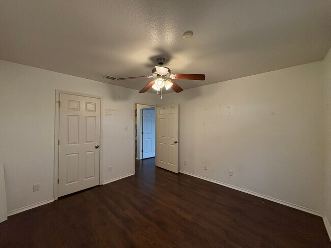 Building Photo - 2404 Griffin Dr