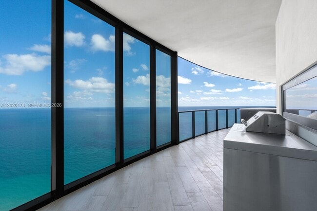 Building Photo - 18555 Collins Ave