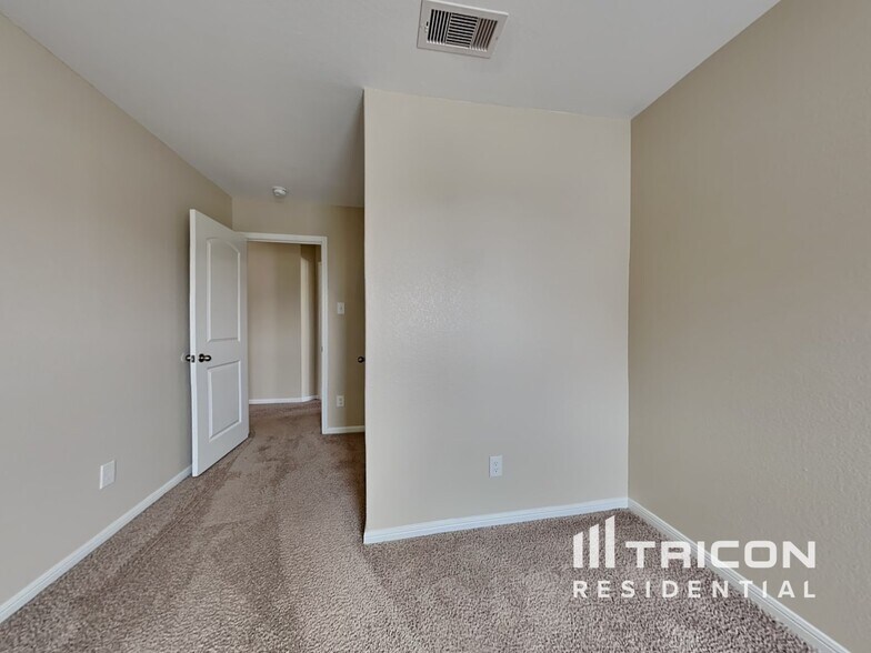 Building Photo - 308 Summer Horse Dr