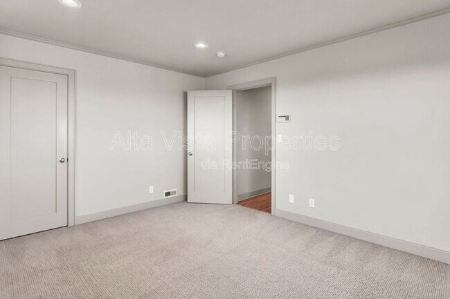 Building Photo - 5940 La Jolla Mesa Dr