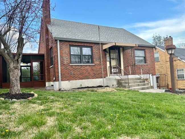 Building Photo - Adorable 3 bedroom 1 bath with garage