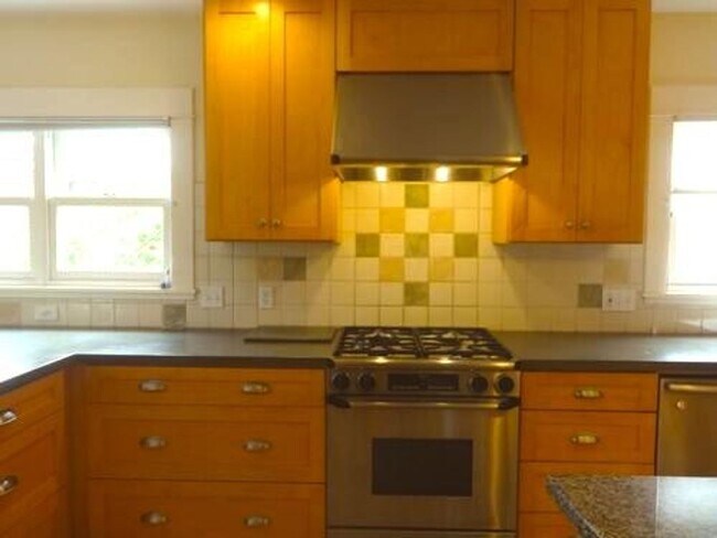 Building Photo - Spacious 3-Level Home Overlooking Magnuson...