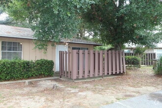 Building Photo - North Pensacola 2BR Duplex with Private Pa...