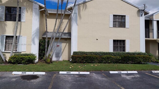 Building Photo - 999 Hamilton Dr