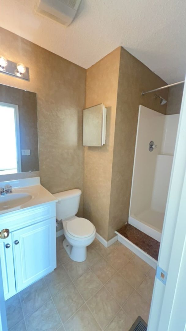 Building Photo - Spacious 3-Bedroom End Unit in Liberty Squ...