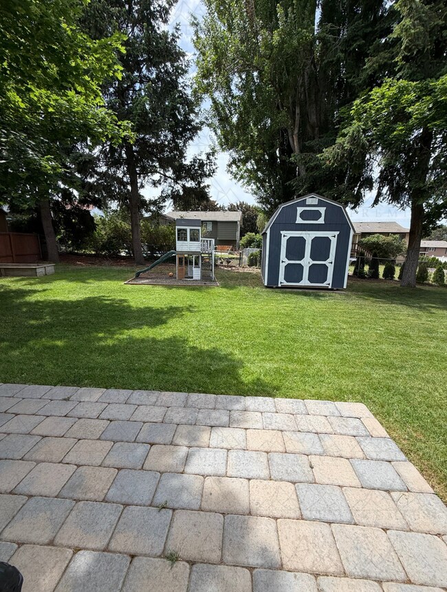 Building Photo - Renovated 3 bed 2 bath!