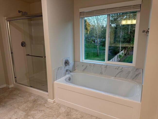 Building Photo - Beautiful Spanaway Home! Apply Today