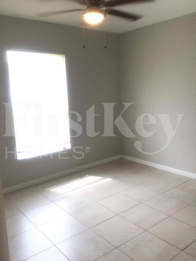 Building Photo - 662 SW Sandbar Terrace