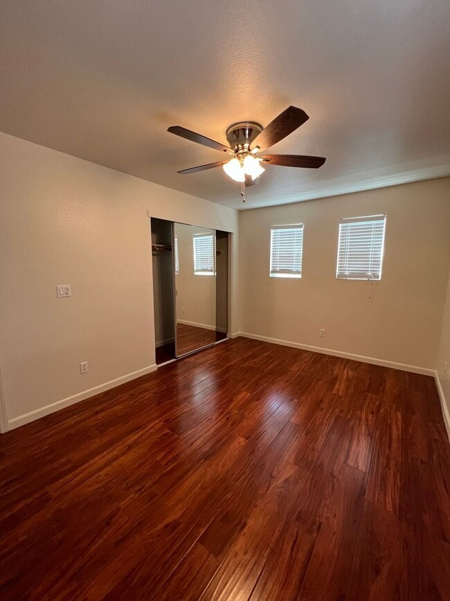 Building Photo - Spacious 4 bedroom 2.5 Bathroom Gold River...