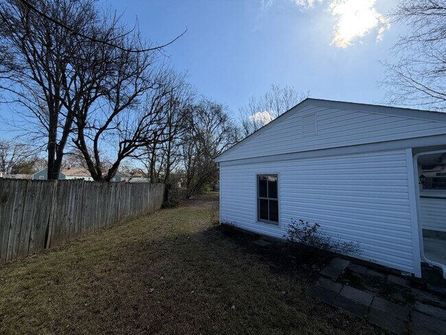 Building Photo - LIve in beautiful downtown Franklin!