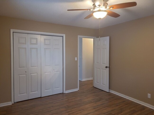 Building Photo - Available in Red Bank! 2 Bedroom 1 Bathroom with Covered Porch!