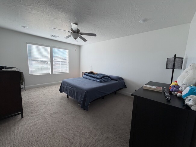 Building Photo - 487 W Carnation Ct