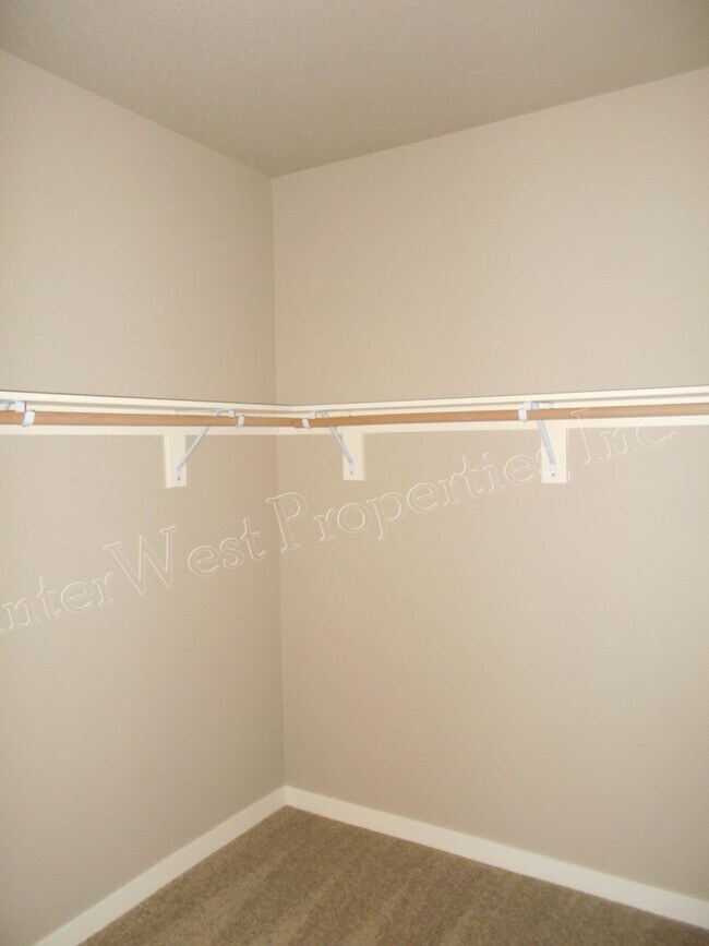 Building Photo - 3+ BED 2.5BA TIGARD HOME WITH DEN, SOAKER ...