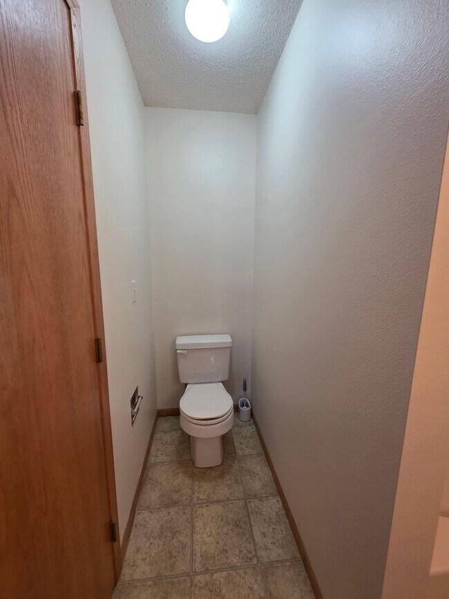 Building Photo - 3 bed twinhome for rent