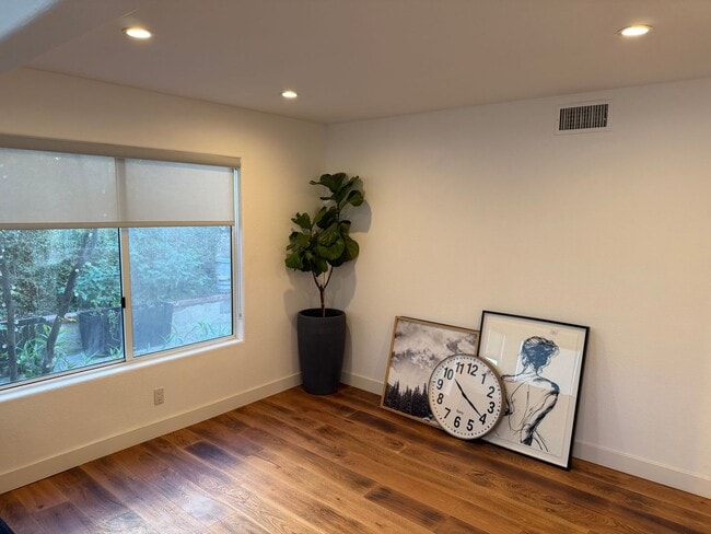 Building Photo - 4 bed, 3 bath cul-de-sac home!