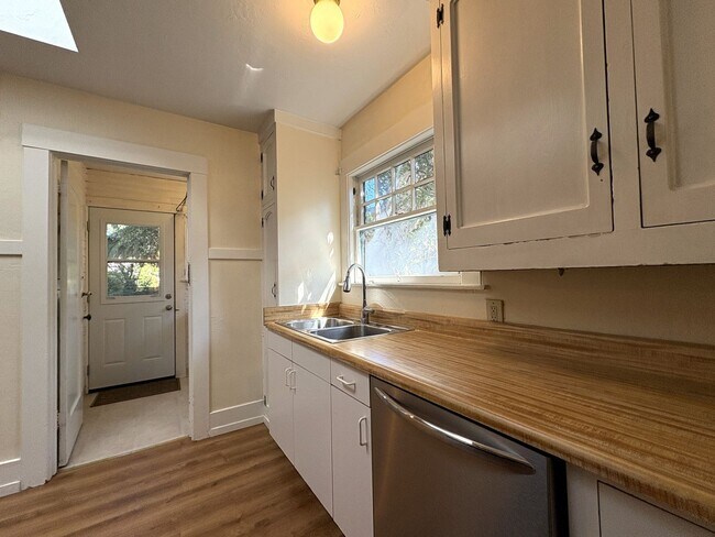 Building Photo - Charming 2-Bedroom Home with Spacious Back...