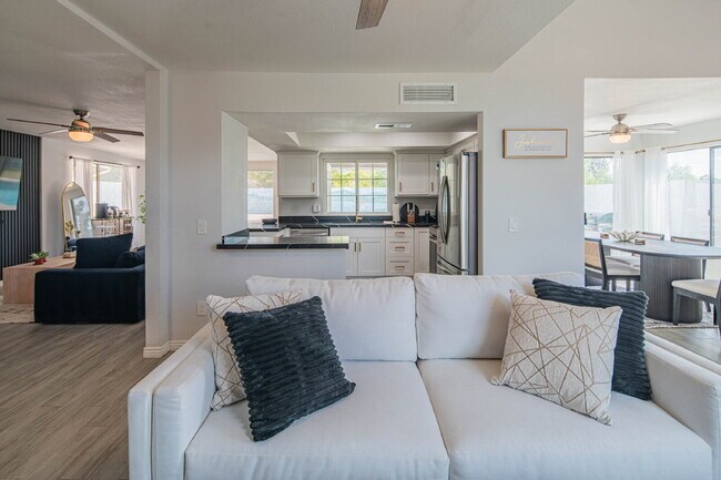 Building Photo - 10615 N 63rd Dr