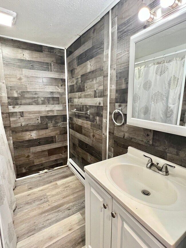 Building Photo - 3 Bedroom 2 Bath City Home Available